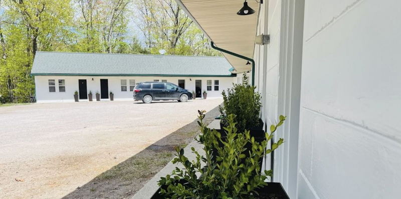 Inland Lakes Motel (Johnson Motel) - Web Listing (newer photo)